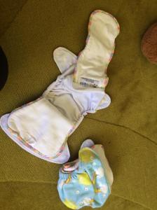 Fralda envelope. Tem um buraco em cima para colocar os recheios. Algumas só se coloca dentro, outras (como essa) um dentro e um abotoa fora. 